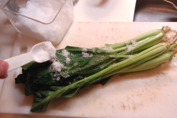 小松菜に塩をふる
