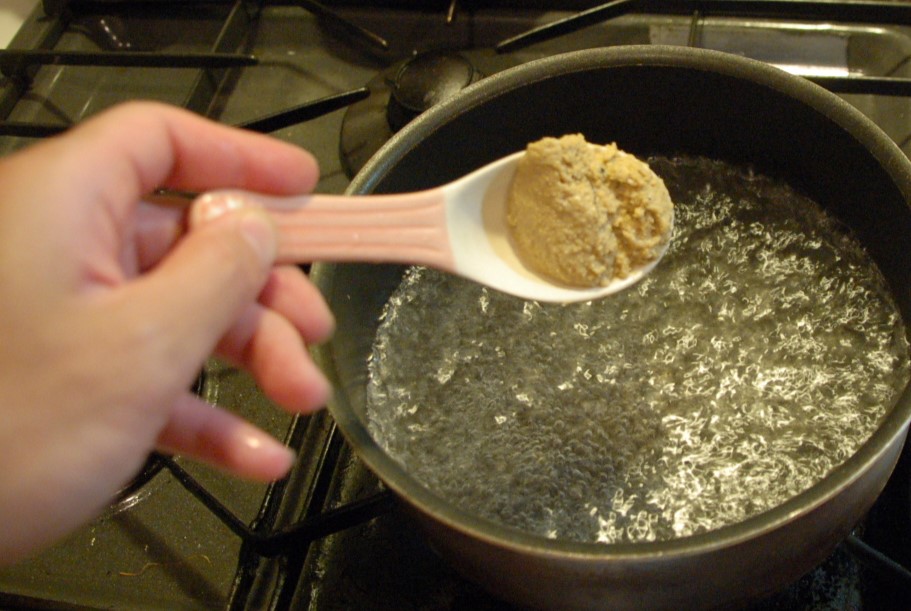 鍋に湯を沸かす。沸騰したらぬかを少し入れる。