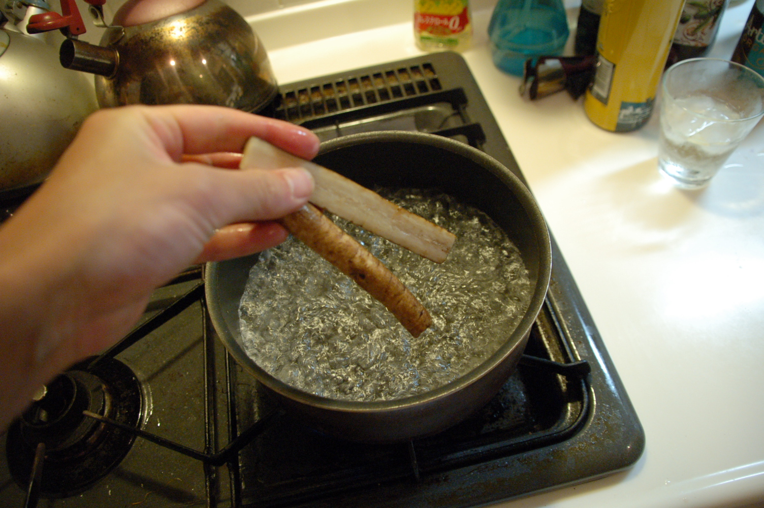 よく洗って半割にしたごぼうを硬めにゆでる。