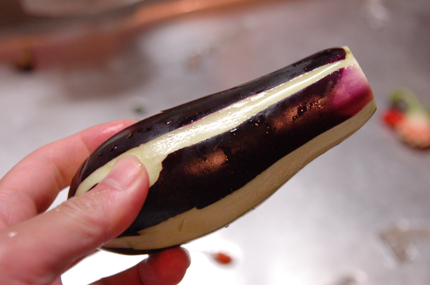 茄子の皮を縦縞模様にむく