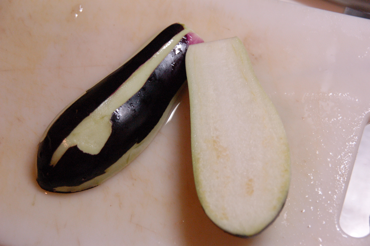 茄子を半分にカットする