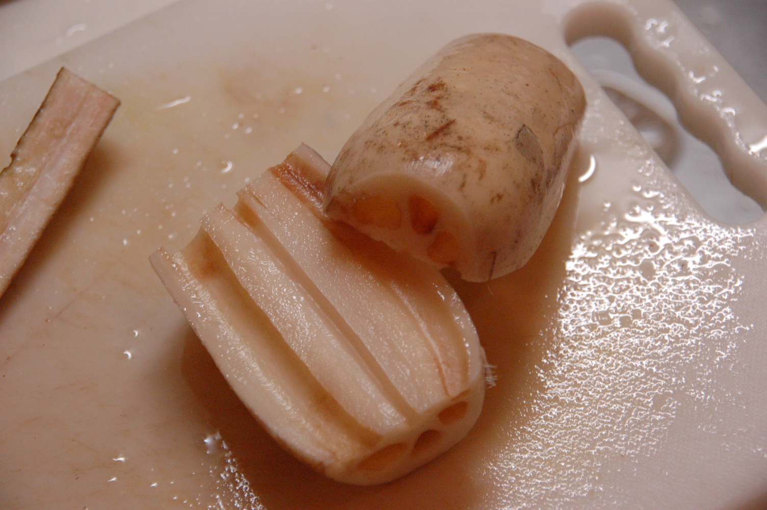 よく洗ってから縦半分に切る。