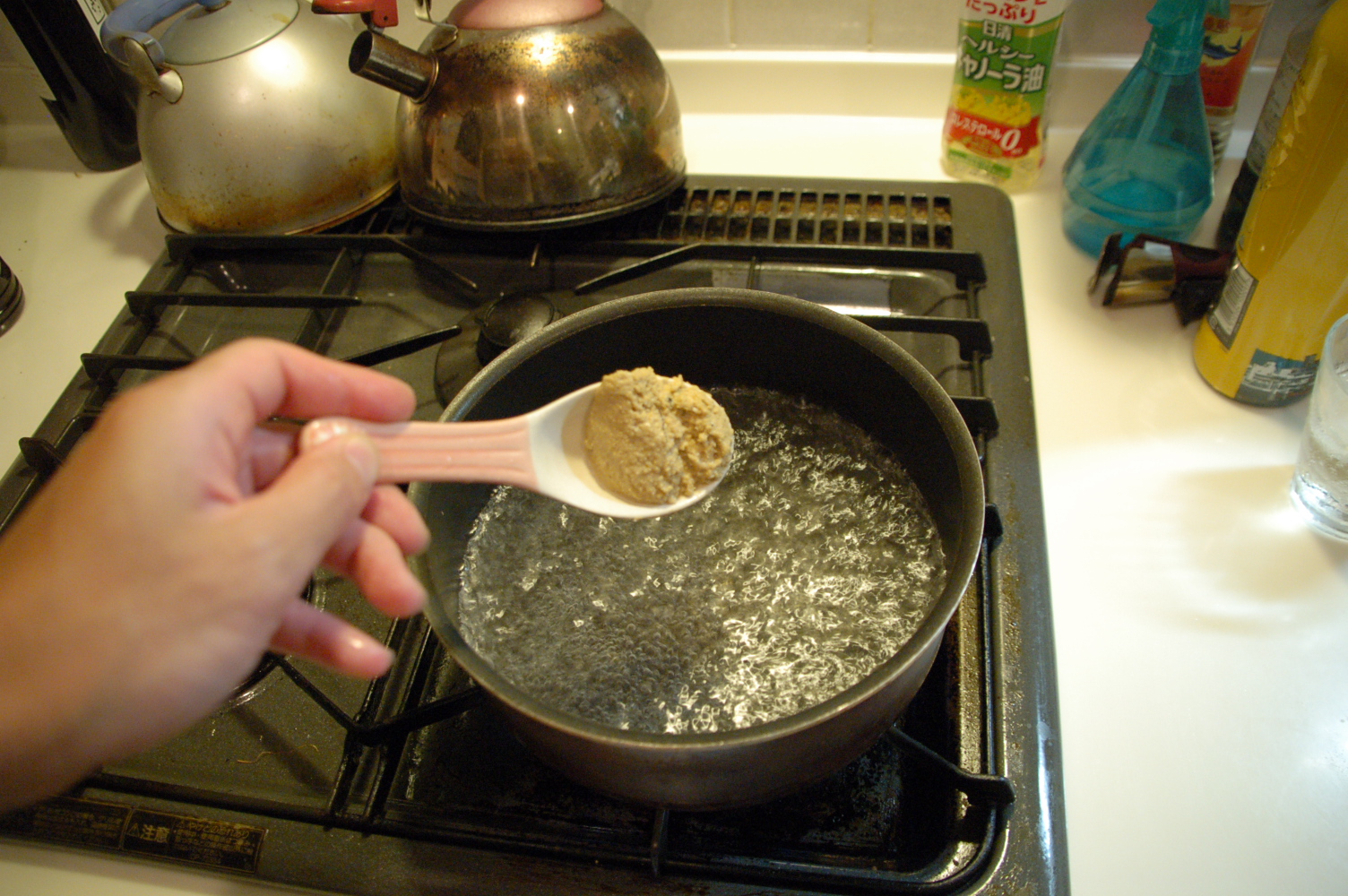 お湯を沸かして、ぬかを少し入れる。