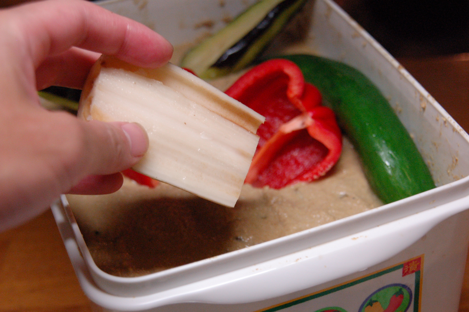 流水で冷ましてからぬか床へ。